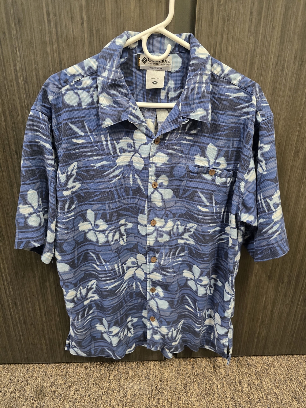 Columbia Men's Medium Blue Floral Hawaiian Button Front Short Sleeve Shirt